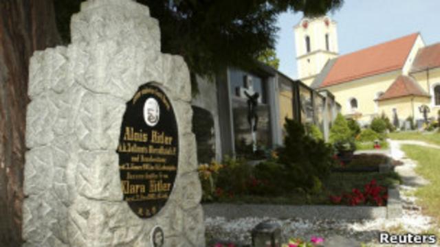 Надгробие на могиле родителей Адольфа Гитлера