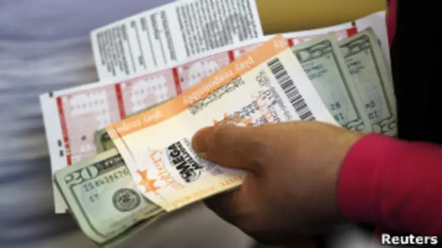 تر دې مخکې په ۲۰۰۷ کال دوو کسانو ته د لاټرۍ له لارې ۳۹۰ میلیون ډالر ختلي وو، چې په خپلو کې یې سره ووېشل.