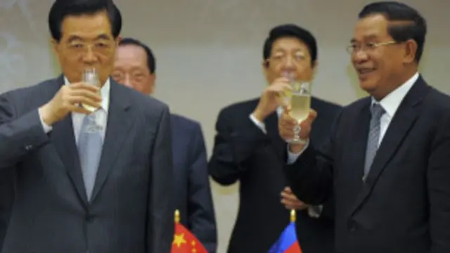 Hồ Cẩm Đào nâng ly cùng Hun Sen sau khi chứng kiến lễ ký kết các thỏa thuận