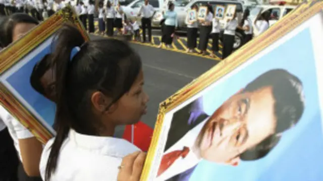 Học sinh Campuchia chào đón Hồ Cẩm Đào ở sân bay