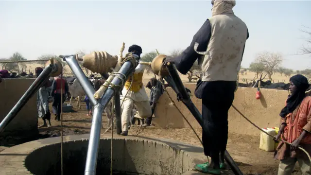ځينې وخت په کلو او بانډو کې حيوانات خو پريږده چې انسانانو ته اوبه نه پيدا کيږي .