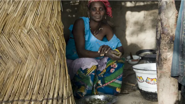 مرستندويه ټولنې وايي ډیر څه بايد وشي چې ځايي اوسیدونکي وهڅول شي چې په بشري مرستو تکیه ونه کړي. دغه ميرمن چې ۴۰ کلنه او د لسو اولادونو مور ده د اکسفام له لوري د کار په بدل کې د پيسو په يوه پروګرام کې کار کوي.