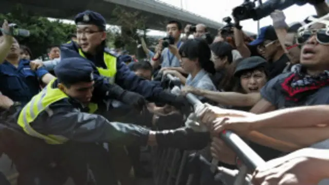 香港抗议者与警方对峙