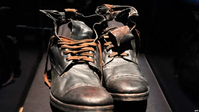 डूबे हुए जहाज़ से मिले जूते पता नहीं किसके हैं. सैंड आर्ट्स संग्रहालय में दिखाई जा रही प्रदर्शनी के 275 सामानों में 14 ऐसे हैं जो पहले कभी नहीं प्रदर्शित किए गए.