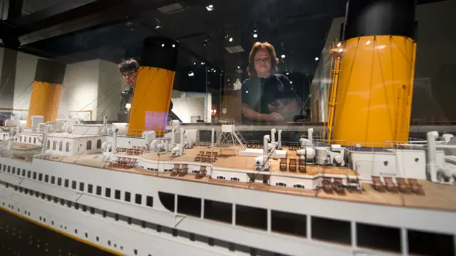 पूरे टाइटैनिक का एक मॉडल जिसमें देखा जा सकता है कि यह जहाज कितना बड़ा था. यह मॉडल 18 फुट लंबा है. जहाज साउथैंपटन से न्यूयार्क की अपनी यात्रा पूरी नहीं कर पाया.