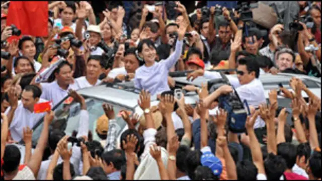 Bà Suu Kyi vẫy tay với người ủng hộ khi bà rời khỏi trụ sở Đảng NLD