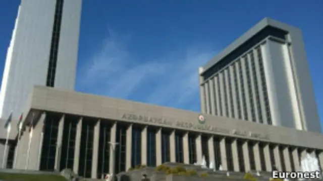 Milli Məclisdə böhtan və təhqir maddələrinə "İnternet" sözü sabah qəbul edilə bilər.