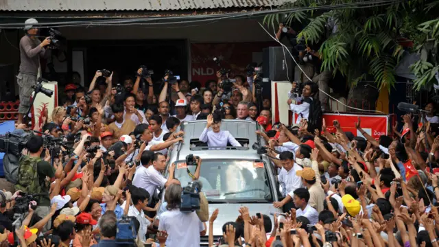 Aung San Suu Kyi dan para pendukungnya