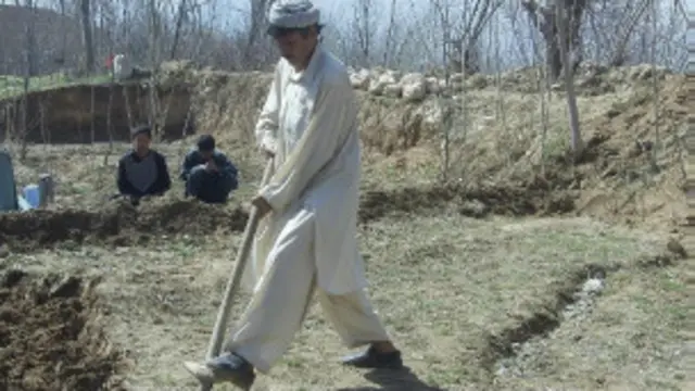 سمنګان کې د غځېدلي سړک دواړو غاړو ته تر ډېره کرنیزې ځمکې او د بادامو، پستو، چارمغزو او نورو مېوه لرونکو ونو باغونه دي