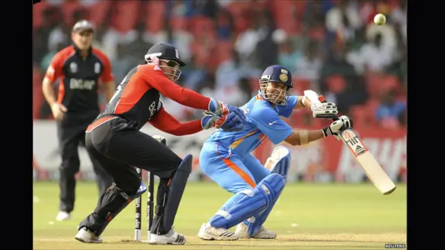 भारत का अगला ग्रुप मैच इंग्लैंड के विरूद्ध था. पहले बैटिंग करनेवाली भारतीय टीम ने सचिन की शानदार 120 रनों की शतकीय पारी के सहारे 338 रन बनाए. 