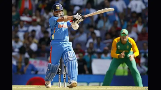 ग्रुप दौर में भारत का छठा मैच – दक्षिण अफ़्रीका के साथ. पहले बैटिंग का फ़ैसला करनेवाले भारत का स्कोर 40वें ओवर में था 1/237. सचिन ने 101 गेंद पर 111 रन बनाए थे, सहवाग ने 73 और गंभीर ने 69. मगर भारत ने अगले 9 विकेट 29 रन के भीतर गँवा दिए. भारत का स्कोर रहा – 296 रन.