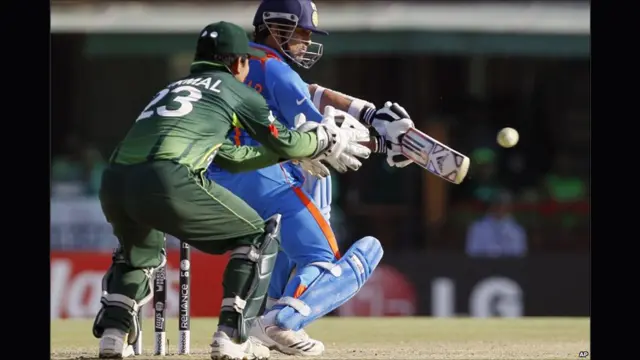 विश्व कप के दूसरे सेमीफ़ाइनल में भारत के सामने था पाकिस्तान. मोहाली में हुए मैच में भारत ने टॉस जीता और पहले बल्ला उठाकर नौ विकेट पर 260 रन बनाए. सचिन ने सर्वाधिक 85 रन बनाए.