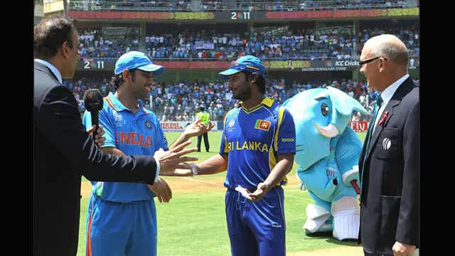 शनिवार, दो अप्रैल 2011, वानखेड़े स्टेडियम, मुंबई. फ़ाइनल में भारत की टक्कर श्रीलंका से जिसने सेमीफ़ाइनल में न्यूज़ीलैंड को हराया था. 