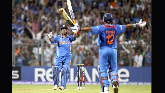 गंभीर के बाद युवराज सिंह आए और युवराज-धोनी ने मिलकर भारत के विश्वविजय का इतिहास रचा. अंतिम दो ओवर में जीत के लिए पाँच रन चाहिए थे. युवराज ने एक रन लेकर धोनी को बैटिंग का मौक़ा दिया. चार रन चाहिए थे, और धोनी ने छक्का लगाकर भारत को विश्वविजेता बना दिया.
