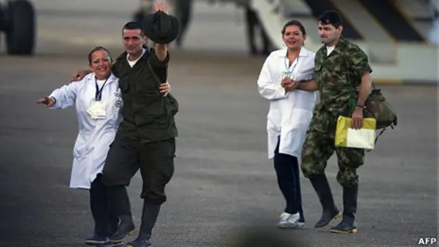 Otros dos de los liberados de las FARC