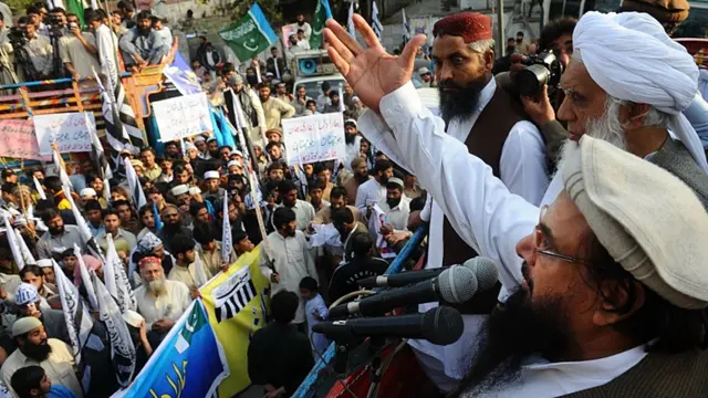 یہ تصویر نو مارچ دو ہزار بارہ کی ہے۔ حافظ سعید بلوچستان میں مبینہ امریکی مداخلت کے خلاف لاہور میں ہونے والے ایک جلسے سے خطاب کر رہے ہیں۔