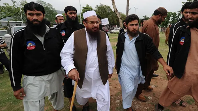 دس ملین امریکی ڈالر انعام مقرر ہونے کے بعد حافظ سعید امریکہ کو مطلوب ترین افراد کی فہرست میں دوسرے درجے پر آ گئے ہیں۔