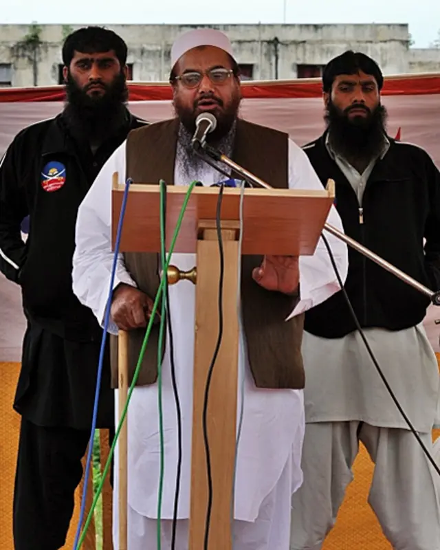 ممبئی حملوں کے بعد حافظ سعید کو گرفتار کیا گیا تھا اور ان کی نظربندی کے دوران لاہور ہائی کورٹ اور سپریم کورٹ میں بھی ممبئی کا واقعہ زیر بحث رہا تھا لیکن بعد میں ہائی کورٹ اور پھر سپریم کورٹ کے فل بینچ نے ان کی رہائی کا حکم دیا تھا۔