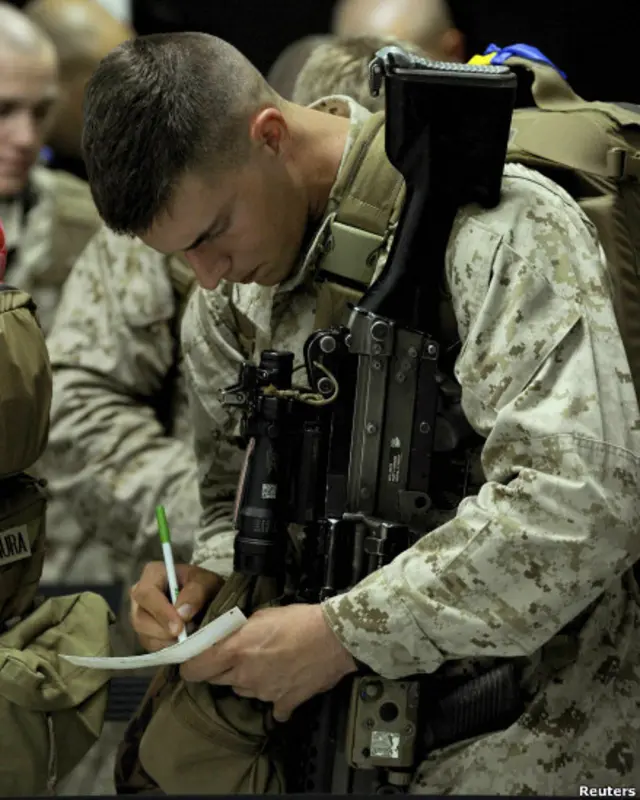 Marinir Amerika Serikat mengisi formulir kedatangan di Darwin