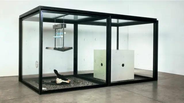 Exposição exibe obras polêmicas de artista mais rico do mundo