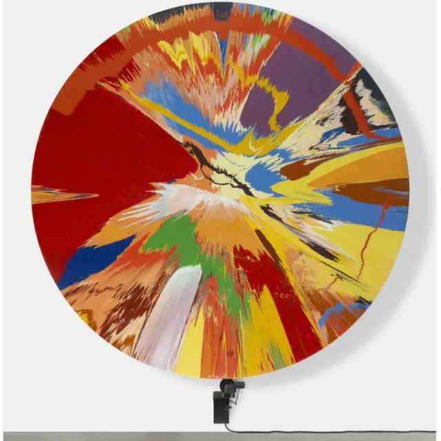 Exposição exibe obras polêmicas de artista mais rico do mundo