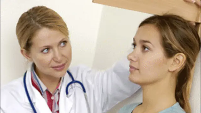 En lo que se refiere a la estatura, heredamos los genes de ambos padres y de igual manera.