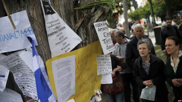 Pesan duka di tempat pensiunan yang bunuh diri di Athena.