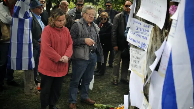 Warga berkumpul di tempat pensiunan yang bunuh diri di Athena.