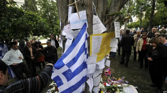 Sejumlah warga berkumpul mengenang pensiunan yang bunuh diri di Athena.