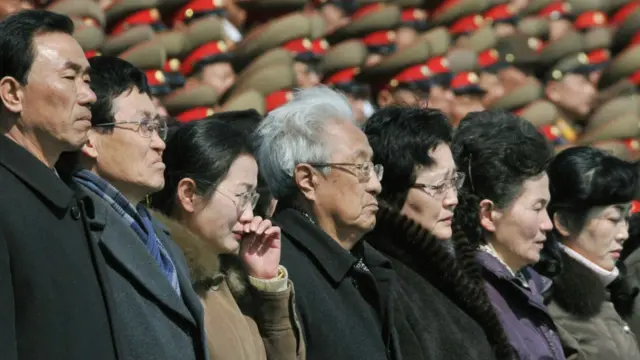 Quân và dân sát cánh trong đau thương, tưởng nhớ vị lãnh tụ 'kính yêu' Kim Jong-il, con của 'lãnh tụ vĩ đại' Kim Il-sung.