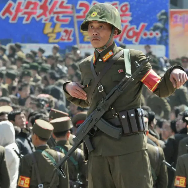 Một người lính khoác AK-47 canh giữ trật tự trong ngày đại lễ có ít nhất 100 nghìn binh sĩ và công dân tham gia. Hình của Reuters. Dù bị lên án, Bình Nhưỡng vẫn có kế hoạch phóng hỏa tiễn vào khoảng 12-14/4.