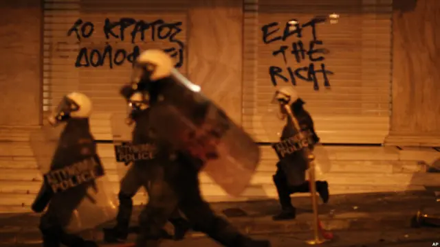 Polisi mengejar para pengunjuk rasa di Athena