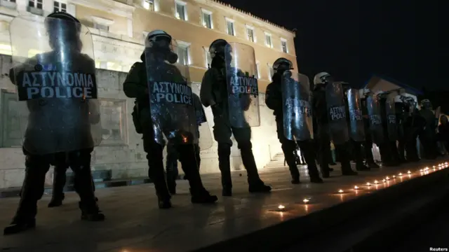 Sejak Rabu malam sejumlah orang sudah melakukan acara mengenang pensiunan yang bunuh diri