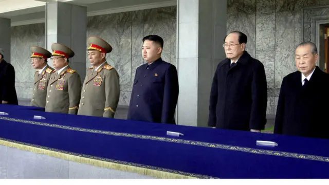Từ trên lễ đài, tân lãnh tụ Kim Jong-un, trẻ nhất trong đoàn chủ tịch, nghiêm trang tưởng nhớ cha ông.