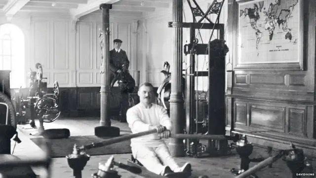 Роберт Баллард, обнаруживший останки "Титаника" на дне океана в 1985 году, сказал, что робот, исследовавший затонувший корабль, заглянул в окно этого спортзала и обнаружил, что тренажеры так и остались на своих местах.