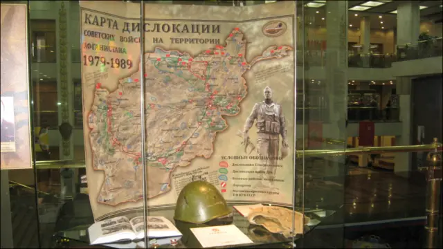 بسیاری از گروههای مخالف دولت کمونیستی افغانستان در پاکستان فعال بودند