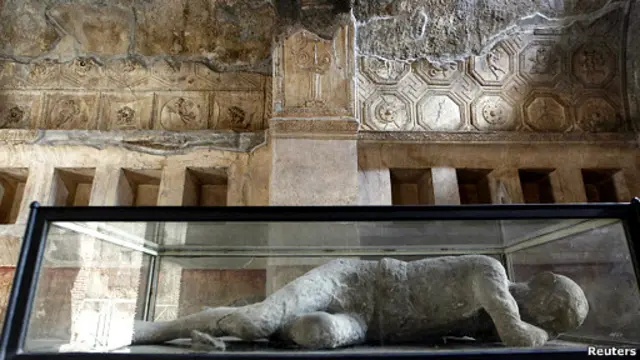 Kota Pompeii terkubur lumpur gunung berapi Vesuvius yang meletus dua ribu tahun lalu.
