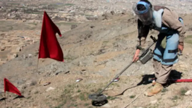 کارمندان مین روبی معمولا از حملات گروهای درگیر مصون بودهاند اما در سالهای اخیر تعدادی از این افراد توسط افراد مسلح مخالف دولت افغانستان کشته شدهاند