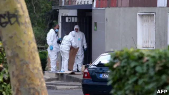 Полиция у подъезда дома жертвы