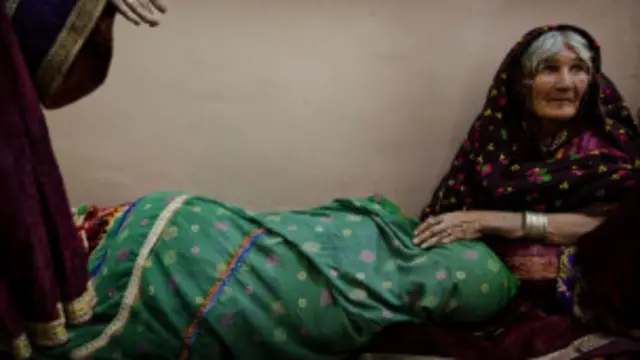 په افغانستان کې د درې لسيزو چگړو په ترڅ کې خلک بې وسه شوي او تر ډيره بنسټيزو روغتيايي خدمتونو ته يې لاسرسى گران و.