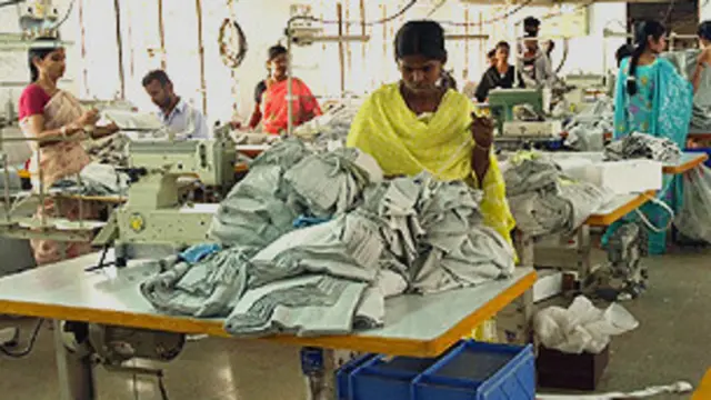 ஆடை உற்பத்தி தொழிற்சாலையில் பெண் தொழிலாளர்கள்