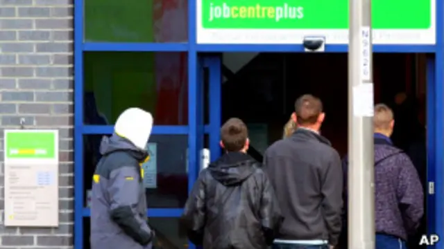 Очередь у центра занятости