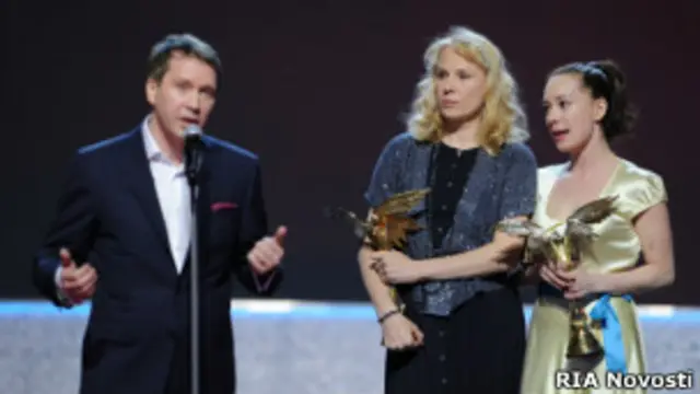 Евгений Миронов поздравляет Дину Корзун и Чулпан Хаматову