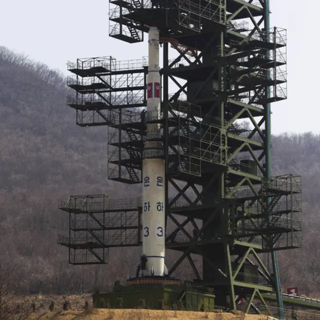 Cận cảnh tên lửa Unha-3 đã sẵn sàng phóng lên tại trung tâm Sohae, Tongchang-ri. Kế hoạch phóng tên lửa này đang gây tranh cãi.