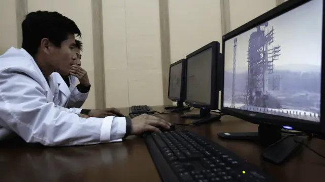 Các khoa học gia đang chăm chú theo dõi màn hình từ trung tâm điều khiển Sohae.