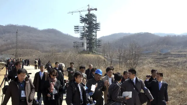 Tuy nhiên các nước láng giềng lo rằng đây chỉ là một vụ thử tên lửa tầm xa trá hình.  Nam Hàn và Nhật đã dọa sẽ bắn hạ tên lửa Bắc Hàn nếu nó vi phạm lãnh thổ các nước này.