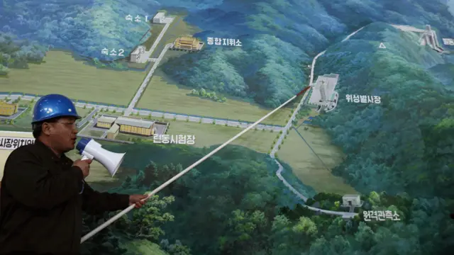 Ông Jang Myong-jin, Giám đốc Trung tâm vệ tinh Sohae , giới thiệu những nét chính của chương trình phóng vệ tinh cho báo chí nước ngoài.