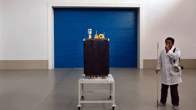 Đây là vệ tinh Kwangmyongsong-3 (Quang Minh Tinh -3) mà quan chức Bắc Hàn nói sẽ được tên lửa Unha-3 phóng lên quỹ đạo. Vệ tinh này được cho sẽ giúp dự báo thời tiết và khảo sát tài nguyên khoáng sản của Bắc Hàn.