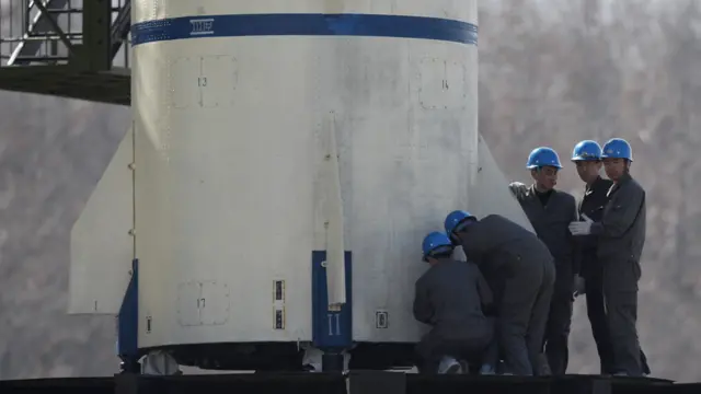 Các kỹ sư đang kiểm tra chi tiết hỏa tiễn Unha-3 trước khi phóng nó lên quỹ đạo. Bắc Hàn cam đoan việc làm này hoàn toàn vì mục đích hòa bình.