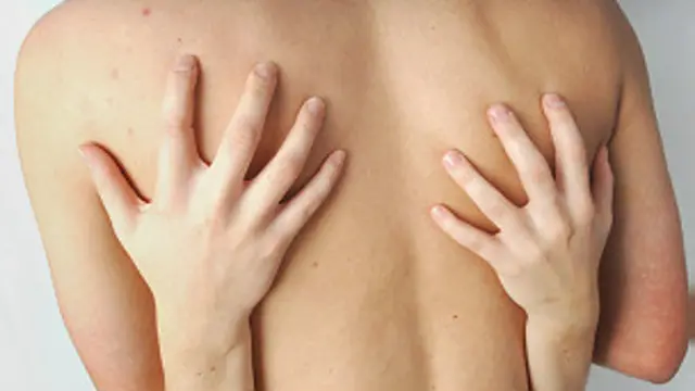 हॉन्ग कॉन्ग में भीड़ की वजह से लोगों के पास निजी जगहों की कमी है.